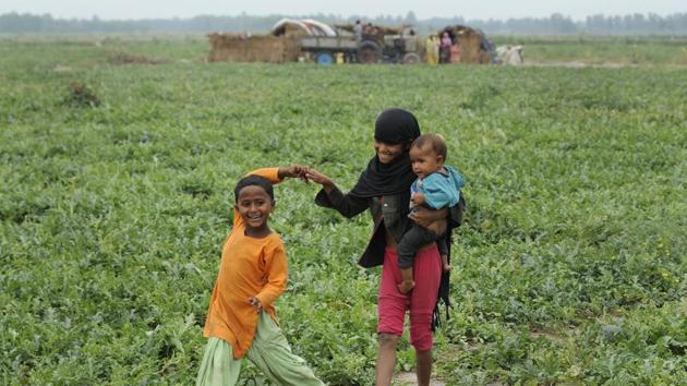 The Mallahs hope that revival of the Yamuna will enable a normal life and a future for their children. (Burhaan Kinu/HT PHOTO)