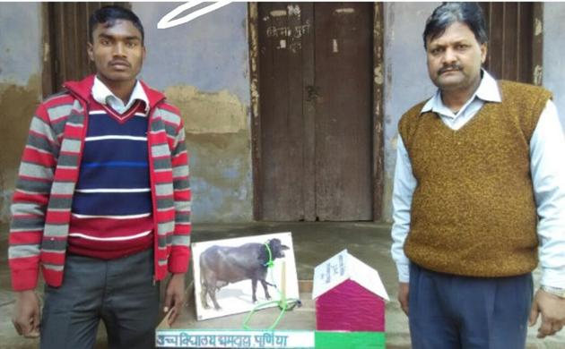 Rajesh Hansda (left) and his teacher Santosh Kumar with the model of cattle safety rope. (HT PHOTO) Rajesh Hansda (left) and his teacher Santosh Kumar with the model of cattle safety rope. (HT PHOTO)