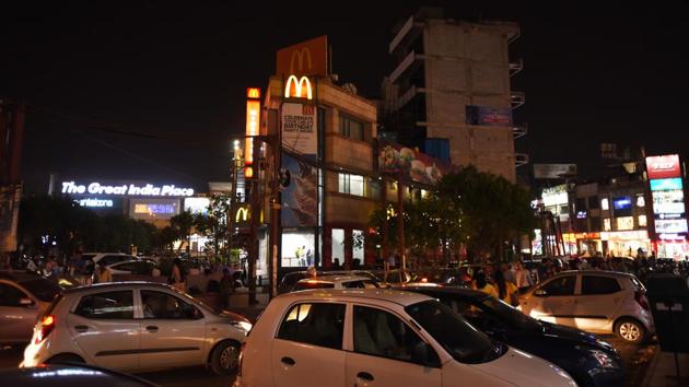 People have already booked their tables at most bars and pubs to enjoy the match without waiting in the queue. (Virendra Singh Gosain/HT PHOTO) People have already booked their tables at most bars and pubs to enjoy the match without waiting in the queue. (Virendra Singh Gosain/HT PHOTO)