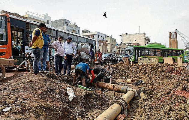 Shoddy work and multiple leakages in this Delhi Jal Board (DJB) water pipeline turned a development project into a headache. (Saumya Khandelwal/HT PHOTO) Shoddy work and multiple leakages in this Delhi Jal Board (DJB) water pipeline turned a development project into a headache. (Saumya Khandelwal/HT PHOTO)