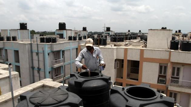Domestic breeding checkers visit houses in the locality assigned to them and check desert coolers and water tanks check for mosquitoes breeding.(HT file photo)