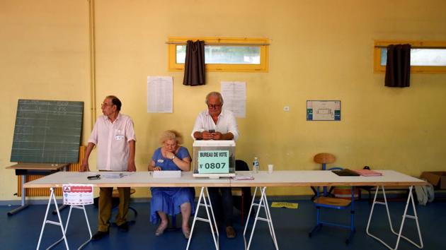 Electoral staff members wait for voters at a polling station, during the second round of French parliamentary election in Marseille, France June 18, 2017. (REUTERS Photo) Electoral staff members wait for voters at a polling station, during the second round of French parliamentary election in Marseille, France June 18, 2017. (REUTERS Photo)