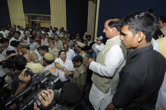 The administration, authority and police officials, along with MLAs, promised to resolve issues soon and ensure transparency to citizens in their working and governance.(Sunil Ghosh/HT Photo) The administration, authority and police officials, along with MLAs, promised to resolve issues soon and ensure transparency to citizens in their working and governance.(Sunil Ghosh/HT Photo)