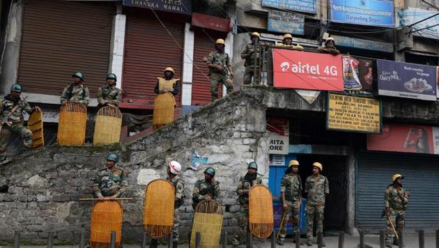 Indian police stand guard next to shuttered stores in Darjeeling on June 18, 2017, following a day of clashes with supporters of the separatist Gorkha Janmukti Morcha (GJM) group. (AFP Photo) Indian police stand guard next to shuttered stores in Darjeeling on June 18, 2017, following a day of clashes with supporters of the separatist Gorkha Janmukti Morcha (GJM) group. (AFP Photo)