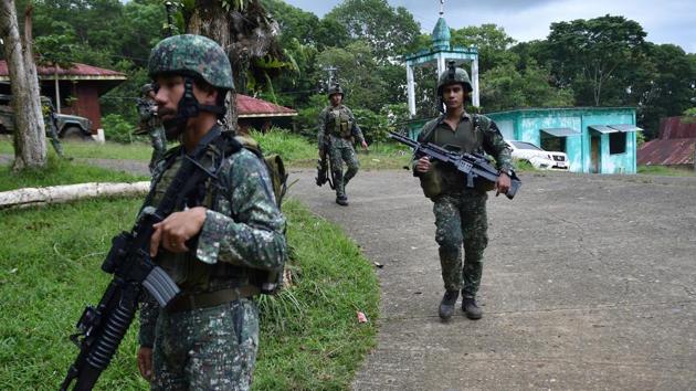 Philippine Marines patrol a walkway after engaging with Islamist militants in Marawi on the southern island of Mindanao on June 18, 2017. Philippine troops pounded Islamist militants holding parts of southern Marawi city with air strikes and artillery on June 17 as more soldiers were deployed and the death toll rose to more than 300 after nearly a month of fighting. (AFP Photo) Philippine Marines patrol a walkway after engaging with Islamist militants in Marawi on the southern island of Mindanao on June 18, 2017. Philippine troops pounded Islamist militants holding parts of southern Marawi city with air strikes and artillery on June 17 as more soldiers were deployed and the death toll rose to more than 300 after nearly a month of fighting. (AFP Photo)