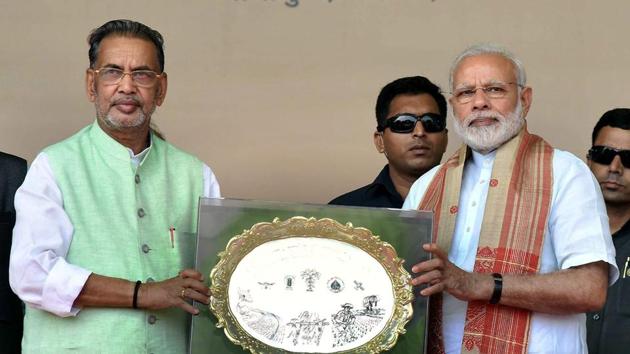 PM Narendra Modi with agriculture minister Radha Mohan Singh at Gogamukh in Assam.(PTI File Photo)