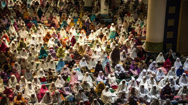 Indonesian Muslims offer prayers and read the koran on the 21st day of holy month of Ramadan at Al Akbar mosque in Surabaya early on June 16, 2017. Muslims throughout the world are marking the month of Ramadan, the holiest month in the Islamic calendar, during which devotees fast from dawn until dusk. (Juni Kriswanto/AFP) Indonesian Muslims offer prayers and read the koran on the 21st day of holy month of Ramadan at Al Akbar mosque in Surabaya early on June 16, 2017. Muslims throughout the world are marking the month of Ramadan, the holiest month in the Islamic calendar, during which devotees fast from dawn until dusk. (Juni Kriswanto/AFP)