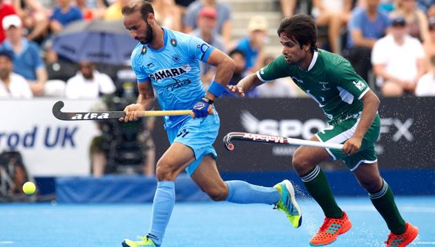 Ramandeep Singh (left) wearing a black arm band on his left sleeve during India vs Pakistan Hockey World League semi-finals match.(Frank Uijlenbroek)