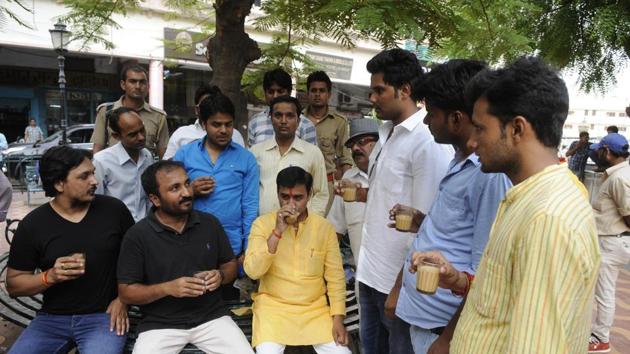 During an outreach programme, Chai pe Charcha, at the city’s popular Sharma tea stall, Anand Kumar (seated, second from left) said there would be two separate batches of Class 10 pass outs and those appearing for Class 12 in 2019. (Deepak gupta/HT) During an outreach programme, Chai pe Charcha, at the city’s popular Sharma tea stall, Anand Kumar (seated, second from left) said there would be two separate batches of Class 10 pass outs and those appearing for Class 12 in 2019. (Deepak gupta/HT)
