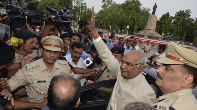 Bihar governor and NDA presidential nominee Ram Nath Kovind waves outside Governor’s house in Patna on Monday before leaving for New Delhi.(HT PHOTO)