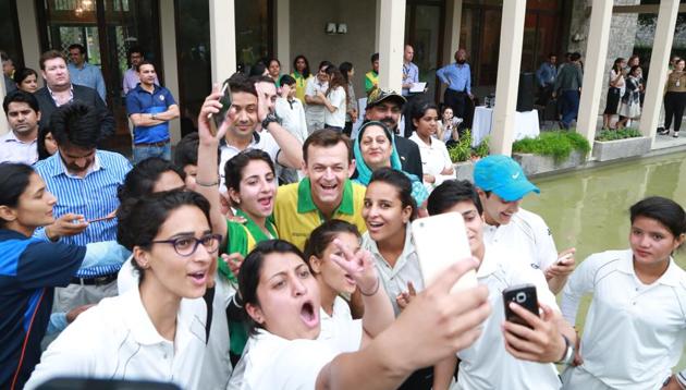 Adam Gilchrist poses for a selfie with the girls at the Australian High Commission in Delhi.