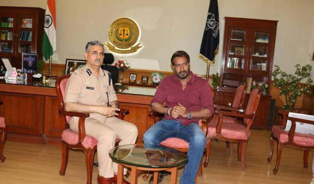 Actor Ajay Devgan with top cop Datta Padalgikar. (HT) Actor Ajay Devgan with top cop Datta Padalgikar. (HT)