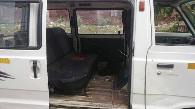 In a daylight robbery, Rs 20 lakh was looted from a van, belonging to an online, that was on its way to Rewari on Monday. (HT Photo) In a daylight robbery, Rs 20 lakh was looted from a van, belonging to an online, that was on its way to Rewari on Monday. (HT Photo)