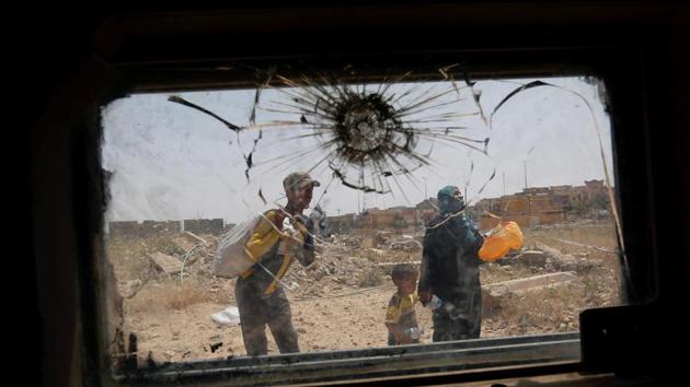 Displaced Iraqis flee during a fight between Iraqi Counter Terrorism Service (CTS) forces and Islamic State militants in western Mosul, Iraq, May 15, 2017. (REUTERS) Displaced Iraqis flee during a fight between Iraqi Counter Terrorism Service (CTS) forces and Islamic State militants in western Mosul, Iraq, May 15, 2017. (REUTERS)