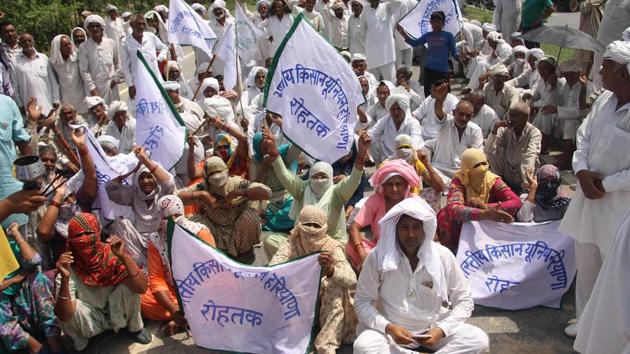 Bharatiya Kisan Union stage a protest on NH-71A in support of Madhya Pradesh farmers. (HT Photo) Bharatiya Kisan Union stage a protest on NH-71A in support of Madhya Pradesh farmers. (HT Photo)