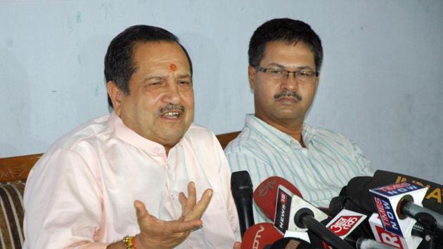 File photograph of senior RSS leader Indresh Kumar (left) who has advised Muslim clerics to pull up those who wave Pakistani flags in India.(HT PHOTO)