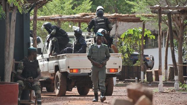 Malian forces stand near the entrance of the Kangaba tourist resort on the edge of Bamako on June 19, 2017, a day after suspected jihadists stormed the resort, briefly seizing more than 30 hostages and leaving at least two people dead. (AFP Photo) Malian forces stand near the entrance of the Kangaba tourist resort on the edge of Bamako on June 19, 2017, a day after suspected jihadists stormed the resort, briefly seizing more than 30 hostages and leaving at least two people dead. (AFP Photo)