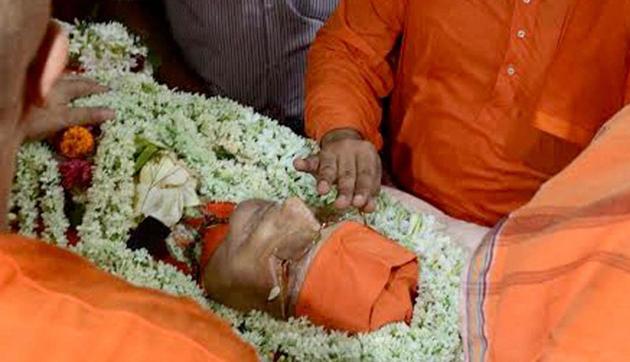 People pay their last respects to Swami Atmasthananda Maharaj at a city hospital in Kolkata on Sunday after suffering prolonged illness. (PTI) People pay their last respects to Swami Atmasthananda Maharaj at a city hospital in Kolkata on Sunday after suffering prolonged illness. (PTI)