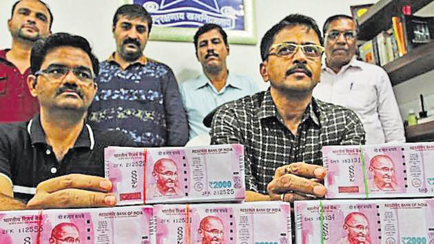 Police show the seized fake currency.(Praful Gangurde)