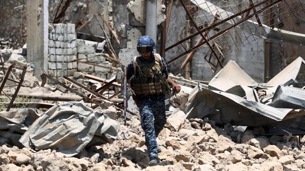 A member of the Iraqi forces walks amidst the rubble during their advance towards Mosul's Old City on June 18, 2017. (AFP Photo) A member of the Iraqi forces walks amidst the rubble during their advance towards Mosul's Old City on June 18, 2017. (AFP Photo)