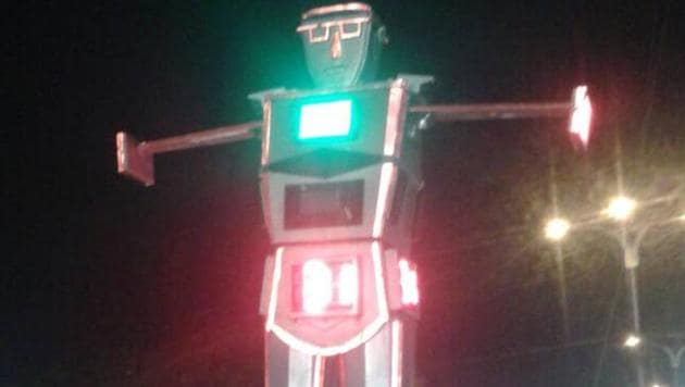 Police say this was the first time in Madhya Pradesh that a robot had replaced humans in managing traffic.(HT PHOTO) Police say this was the first time in Madhya Pradesh that a robot had replaced humans in managing traffic.(HT PHOTO)