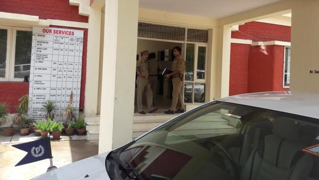 Cops from Greater Noida have arrived with the victim at Sector 29 police station in Gurgaon. (Abhishek Behl/HT Photo) Cops from Greater Noida have arrived with the victim at Sector 29 police station in Gurgaon. (Abhishek Behl/HT Photo)