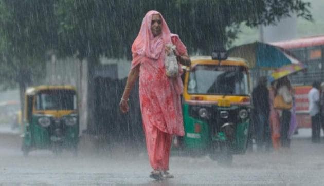 Heavy rains brought the temperatures down to a pleasant 23 degree Celsius in Delhi.(Burhaan Kinu / HT Photo) Heavy rains brought the temperatures down to a pleasant 23 degree Celsius in Delhi.(Burhaan Kinu / HT Photo)
