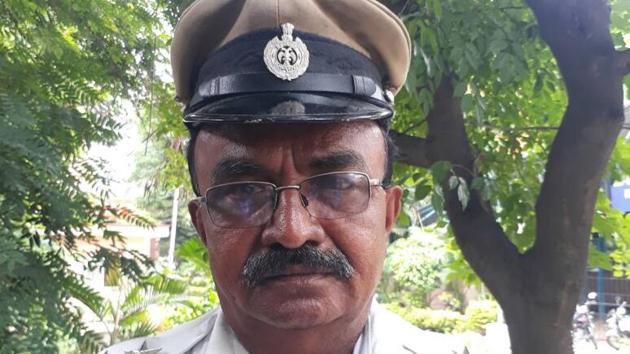 Bengaluru Police announced a reward for traffic police sub-inspector ML Nijalingappa for making way for the ambulance.(Photo credit: @BlrCityPolice on Twitter)