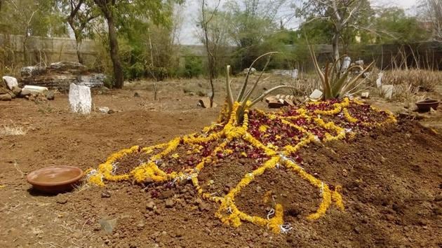 The Peerbagh graveyard where Zafar Hussain was laid to rest. (Salik Ahmad/HT Photo) The Peerbagh graveyard where Zafar Hussain was laid to rest. (Salik Ahmad/HT Photo)