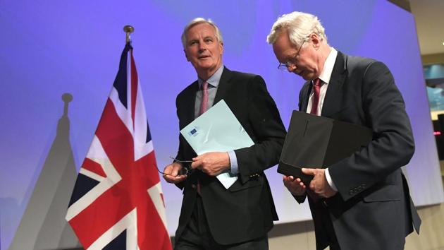 British Secretary of State for Exiting the European Union (Brexit Minister) David Davis (R) and European Commission member in charge of Brexit negotiations with Britain, Michel Barnier leave after addressing a press conference at the end of the first day of Brexit negotiations at the European Commission in Brussels on June 19, 2017.(AFP Photo)