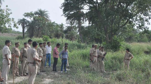 Villagers nabbed two of the three men the police were chasing and thrashed them. One of them succumbed to injuries. (HT Photo) Villagers nabbed two of the three men the police were chasing and thrashed them. One of them succumbed to injuries. (HT Photo)
