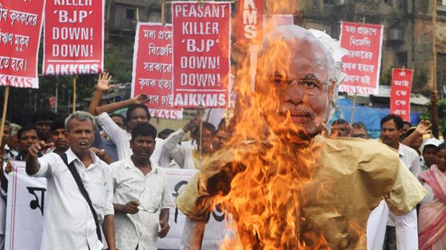 Farmers and social activists burn an effigy of Prime Minister Narendra Modi during a protest against the government and over the deaths of farmers in the state of Madhya Pradesh in Kolkata on June 19, 2017.(AFP Photo)