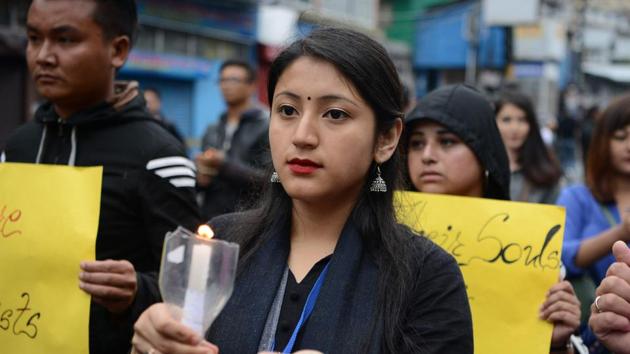 Supporters of Gorkha Janmukti Morcha (GJM) hold candles as they take part in a peace march as well as to pay respect to those killed in clashes with police during an indefinite strike called by the GJM, in Darjeeling on June 19, 2017.(AFP)