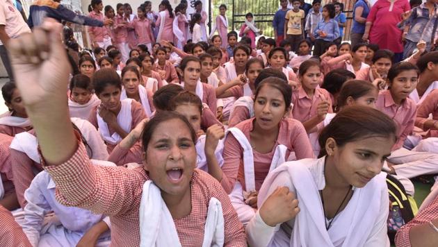 Taking a cue from the success of Rewari school girls, the students of a government school in Kadarpur protest outside their school demanding upgradation in Gurgaon, May 2017(Sanjeev Verma/HT PHOTO)