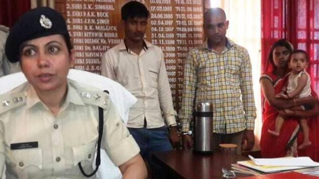 Kaimur superintendent of police Harpreet Kaur with the arrested woman, her husband and the contract killer. (Mukul/HT photo) Kaimur superintendent of police Harpreet Kaur with the arrested woman, her husband and the contract killer. (Mukul/HT photo)