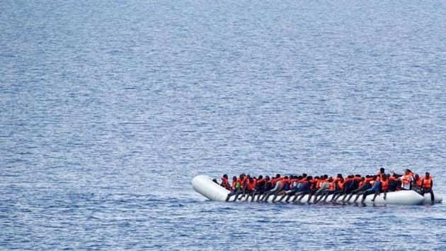 Migrants wait to be rescued by "Save the Children" NGO crew from the ship Vos Hestia in the Mediterranean sea off Libya coast, June 18, 2017.(Reuters Photo)