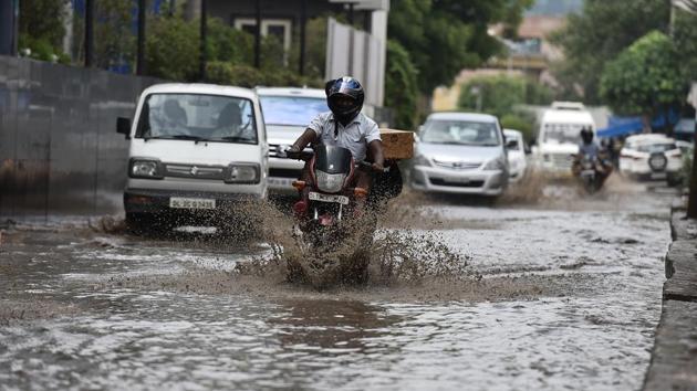 The traffic situation is likely to suffer if the city gets more rain as a result of bottlenecks at crucial junctions due to ongoing construction work. (Sanjeev Verma/HT PHOTO) The traffic situation is likely to suffer if the city gets more rain as a result of bottlenecks at crucial junctions due to ongoing construction work. (Sanjeev Verma/HT PHOTO)