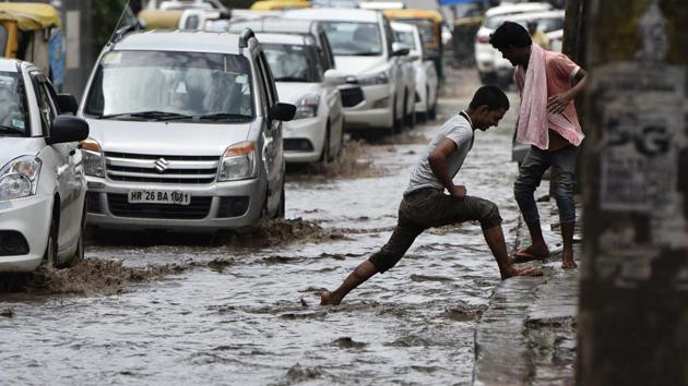 Vehicles pass through the waterlogged Sector 15, in Gurgaon, on Tuesday. (Sanjeev Verma/HT PHOTO) Vehicles pass through the waterlogged Sector 15, in Gurgaon, on Tuesday. (Sanjeev Verma/HT PHOTO)