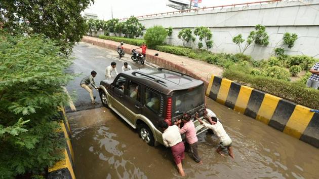 Inundated roads affected traffic and commuters stepping out in the city National Capital Region on Tuesday morning. (Virendra Singh Gosain/HT Photo) Inundated roads affected traffic and commuters stepping out in the city National Capital Region on Tuesday morning. (Virendra Singh Gosain/HT Photo)