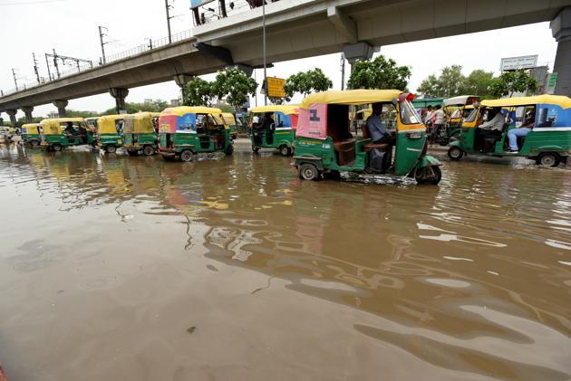 A waterlogged stretch near Noida City Centre Metro station on Tuesday. (Virendra Singh Gosain/HT PHOTO) A waterlogged stretch near Noida City Centre Metro station on Tuesday. (Virendra Singh Gosain/HT PHOTO)