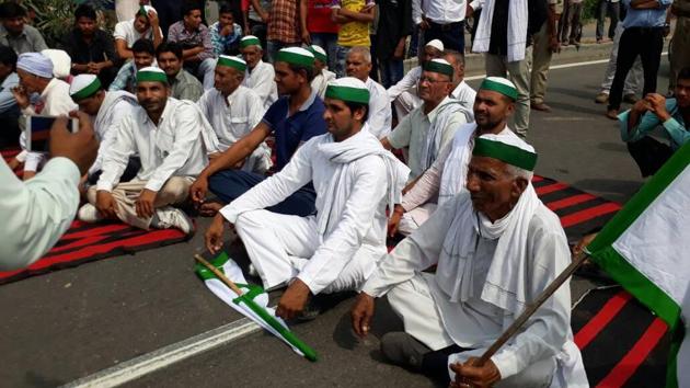 Farmers perform yoga on the Delhi-Dehradun highway in Meerut’s Daurala town in Uttar Pradesh on Wednesday.(Chahatram/HT)