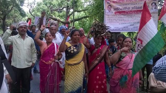 The tribals protest in Aarey Milk Colony on Tuesday. (HT) The tribals protest in Aarey Milk Colony on Tuesday. (HT)