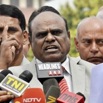 Calcutta high court Judge C S Karnan addresses a press conference outside the Supreme Court in New Delhi on Friday March 31, 2017. HT Photo (HT Photo) Calcutta high court Judge C S Karnan addresses a press conference outside the Supreme Court in New Delhi on Friday March 31, 2017. HT Photo (HT Photo)