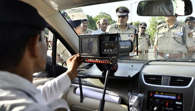 Delhi Police commissioner Amulya Patnaik inspecting the new interceptor vehicle after flagging them off at India Gate on Tuesday. (Arun Sharma/HT PHOTO) Delhi Police commissioner Amulya Patnaik inspecting the new interceptor vehicle after flagging them off at India Gate on Tuesday. (Arun Sharma/HT PHOTO)