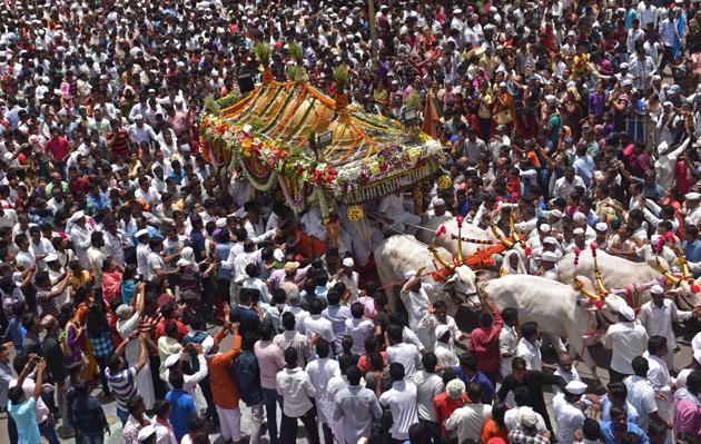 It is believed that parents of the 13th century saint Sant Dnyaneshwar Maharaj undertook this pilgrimage and he followed their steps later. When Sant Dnyaneshwar undertook this tradition, Warkaris sang traditional songs called Abhanga all along the route. (Pratham Gokhale/HT PHOTO) It is believed that parents of the 13th century saint Sant Dnyaneshwar Maharaj undertook this pilgrimage and he followed their steps later. When Sant Dnyaneshwar undertook this tradition, Warkaris sang traditional songs called Abhanga all along the route. (Pratham Gokhale/HT PHOTO)