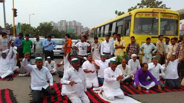 Besides protesting alleged anti-farmer policies of the state and Central governments, the farmers also demanded that the killing of farmers in Madhya Pradesh be probed at the earliest and the guilty be punished. (HT Photo) Besides protesting alleged anti-farmer policies of the state and Central governments, the farmers also demanded that the killing of farmers in Madhya Pradesh be probed at the earliest and the guilty be punished. (HT Photo)