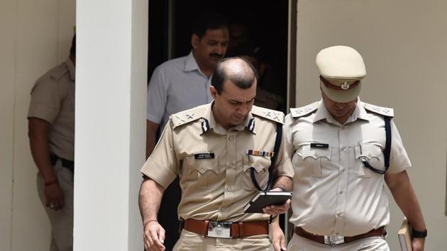Gurgaon police commissioner Sandeep Khirwar (left) met officers at the Sector 29 police station in Gurgaon on Tuesday. (Sanjeev Verma/HT FIle Photo) Gurgaon police commissioner Sandeep Khirwar (left) met officers at the Sector 29 police station in Gurgaon on Tuesday. (Sanjeev Verma/HT FIle Photo)