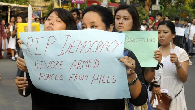 Protesters silently condemn the actions of the West Bengal government in the foothills and urge the establishment of Gorkhaland. (Samir Jana / HT Photo) Protesters silently condemn the actions of the West Bengal government in the foothills and urge the establishment of Gorkhaland. (Samir Jana / HT Photo)