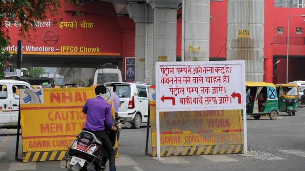 Signage in Hindi near the metro station. (Parveen Kumar/HT Photo) Signage in Hindi near the metro station. (Parveen Kumar/HT Photo)