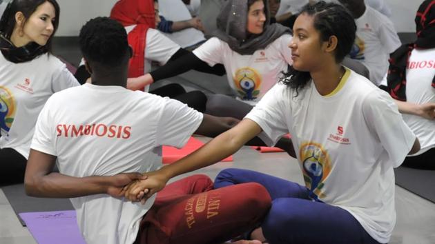 Foreign students from Symbiosis International University performs yoga on the occasion of International Yoga Day in Pune(HT PHOTO)